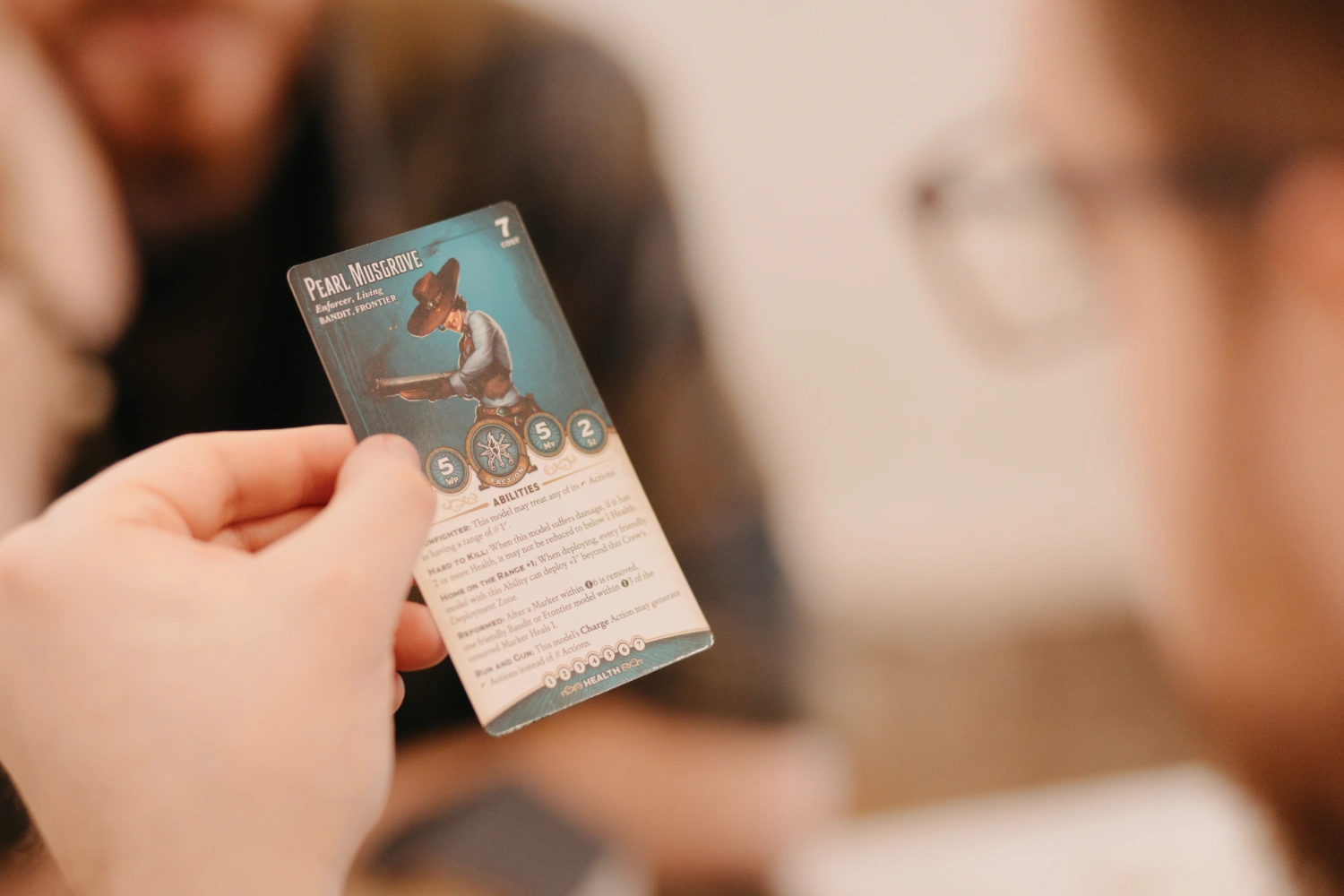 Nahaufnahme einer Spielkarte, die von einer Person in der Hand gehalten wird.