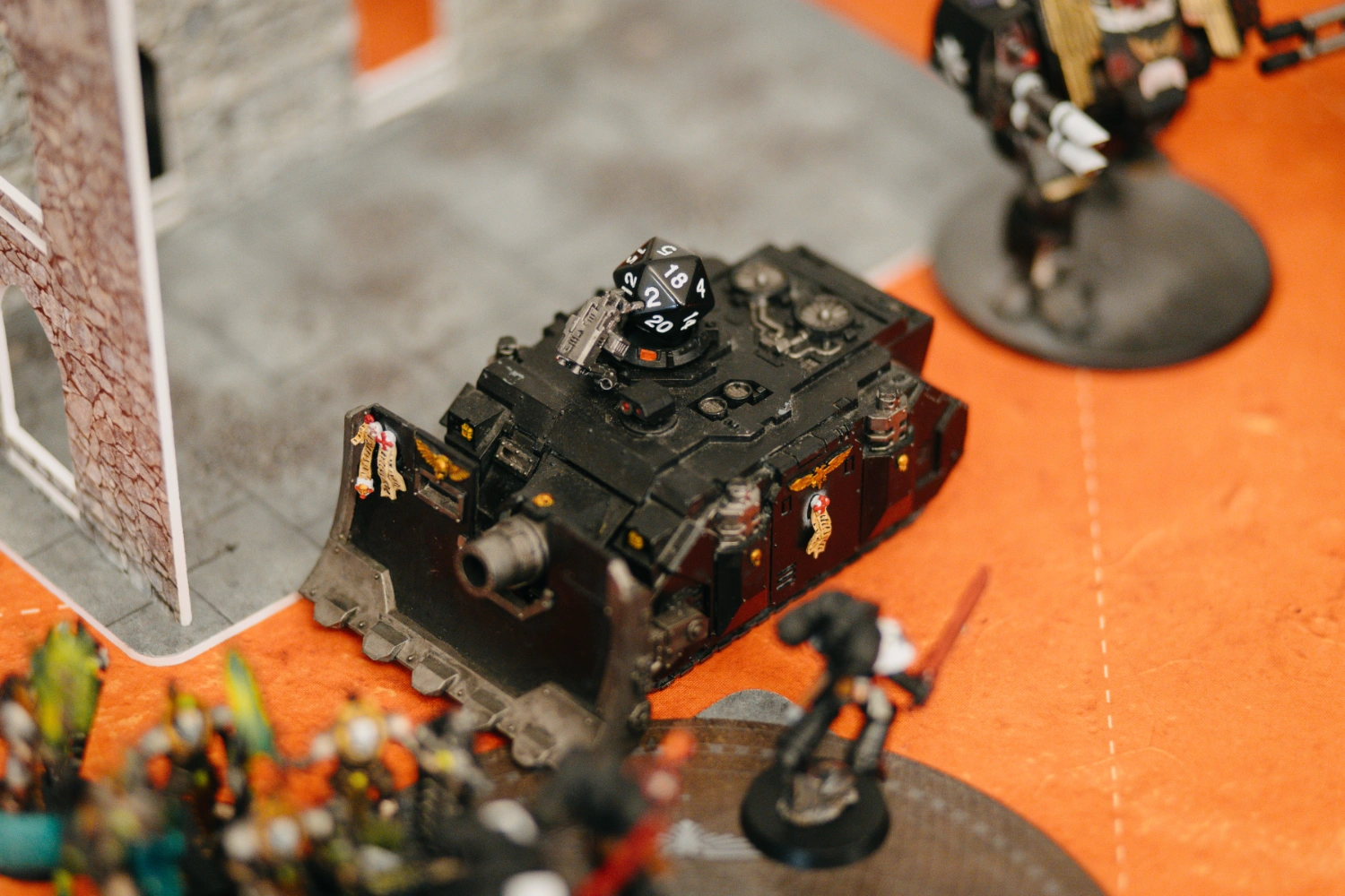 Nahaufnahme einer schwarz bemalten Warhammer-Miniatur.