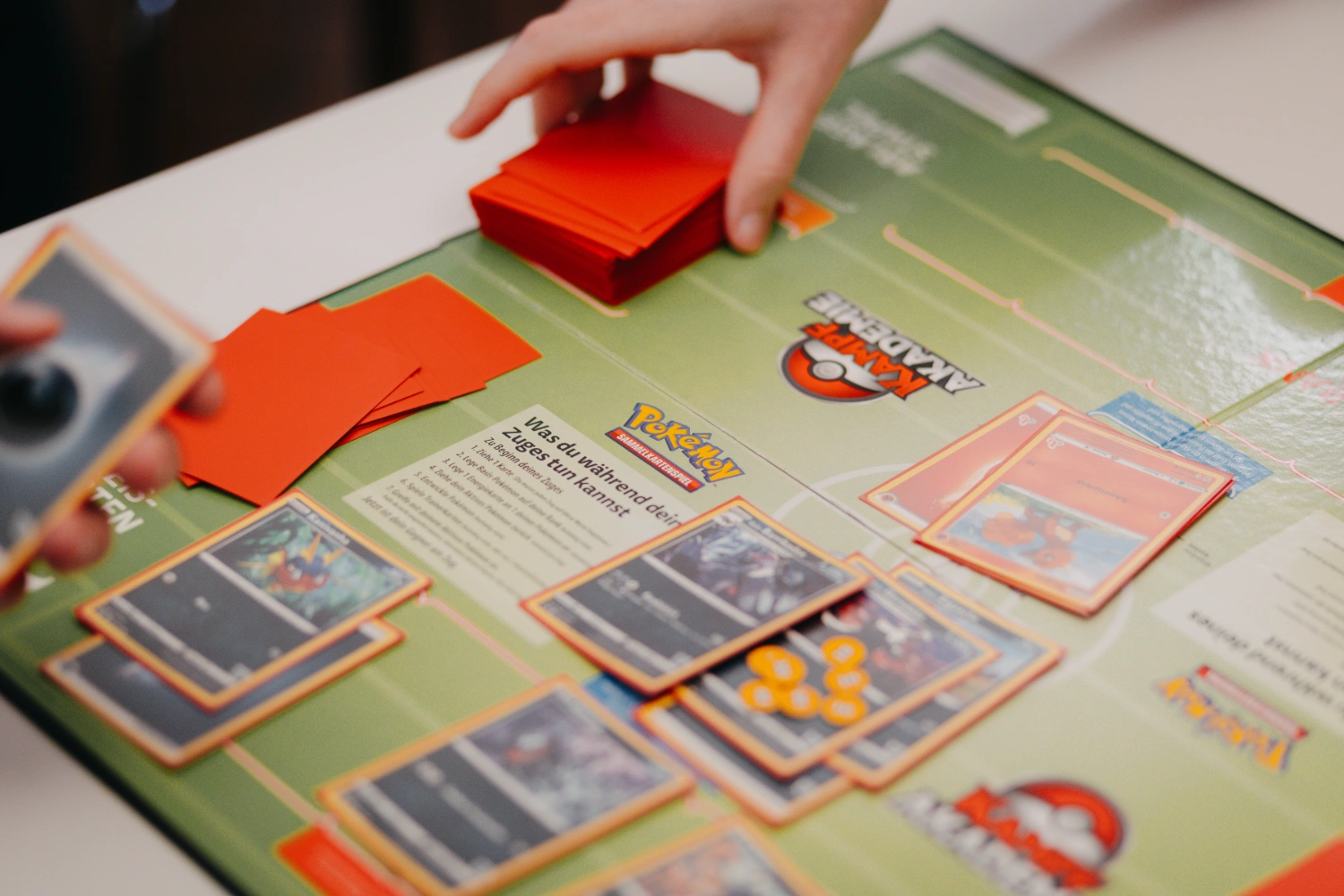 Nahaufnahme eines Pokémon TCG Spielbretts und Pokémon Sammelkarten.