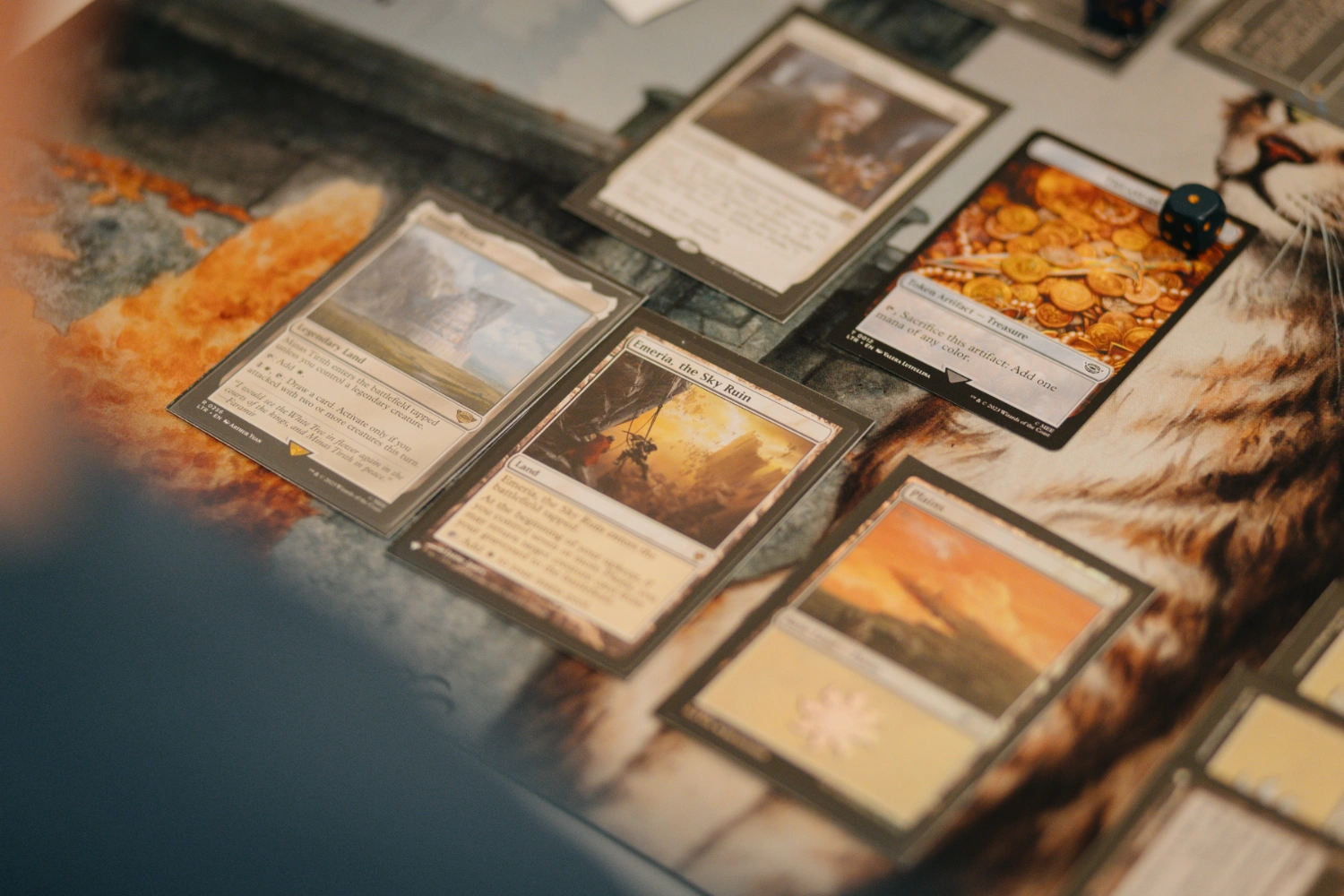 Nahaufnahme eines Magic: The Gathering Spielfelds bzw. der Karten.